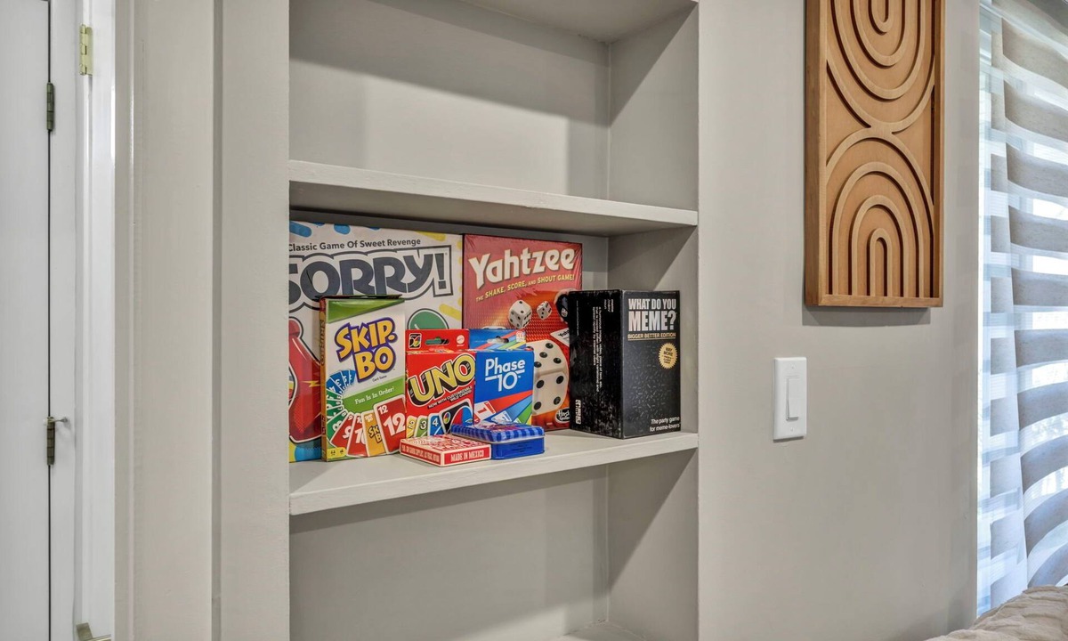 Euclid House | Welcome to the Buckeye Bungalow, sleeps 8 with A/C, Wifi and games in Euclid