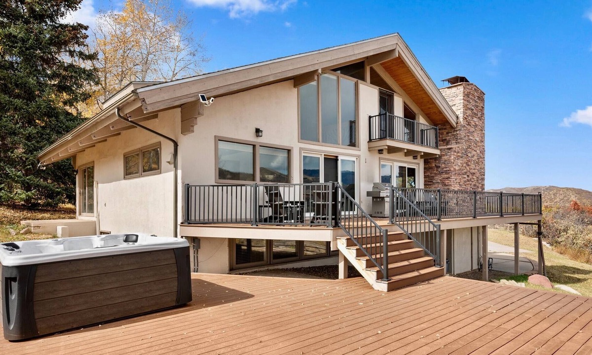 Aspen House | Welcoming 4-bedroom house with hot tub in Aspen