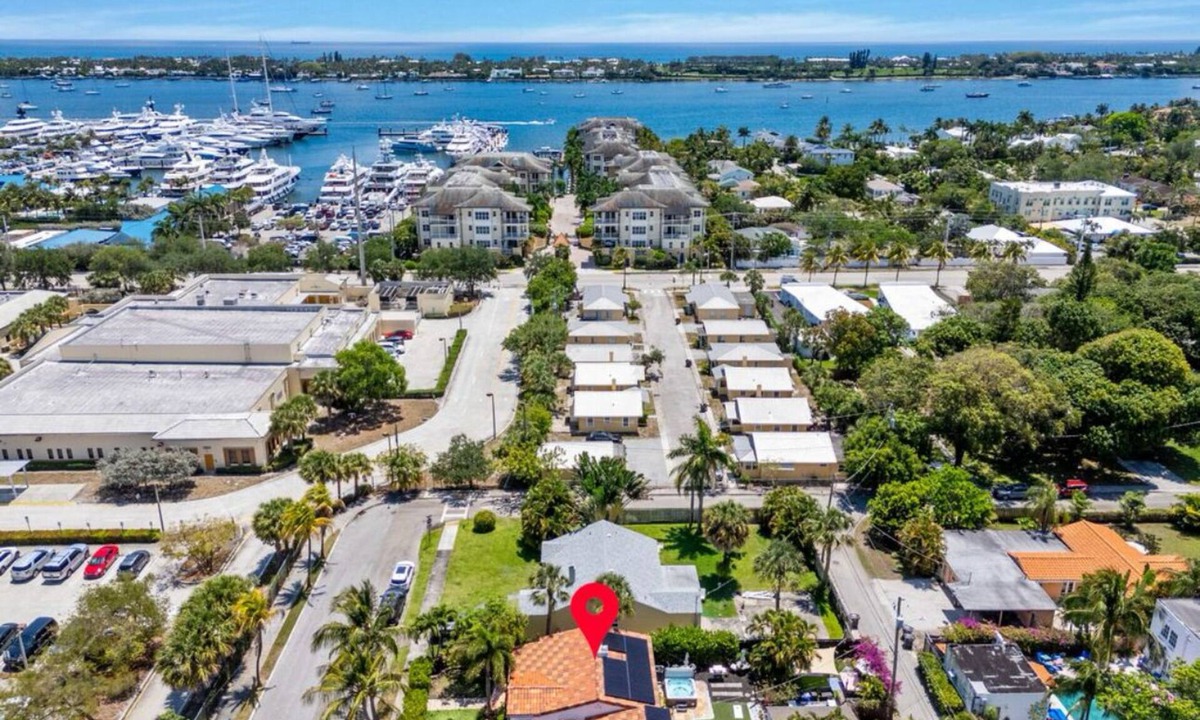 Old Northwood Historic District House | West Palm Waterside Villa & Cottage - HOT TUB - Historic District - BBQ/Pets Ok!