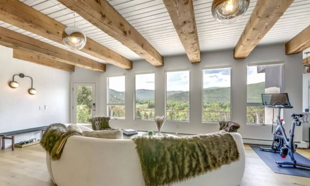 Emma House | White River Oasis, Hot Tub, 7 Acres, Views