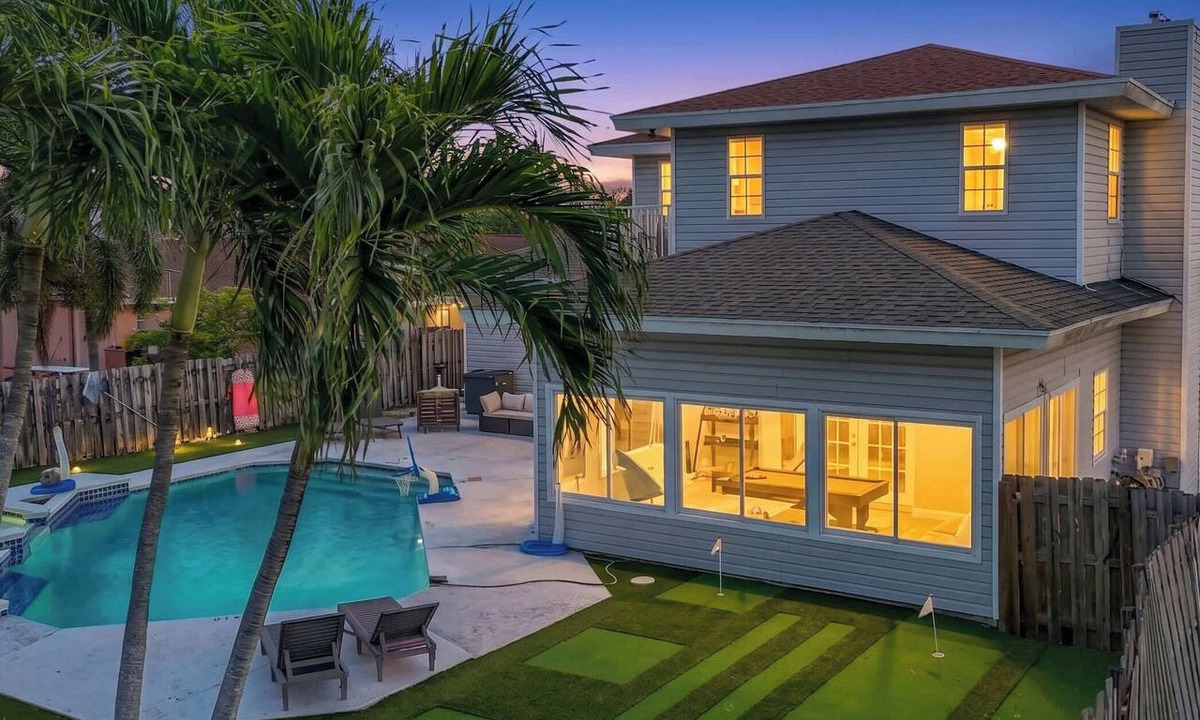 Boynton Beach House | WhiteIris-5-Bedroom Home with Pool, Mini Golf, & Heated Jacuzzi in Boynton Beach
