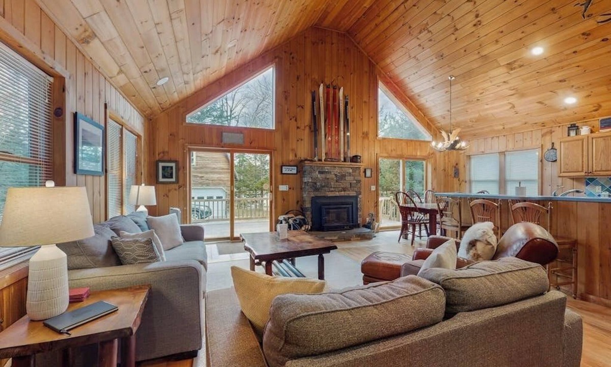 Stratton and Bromley Ski Areas House | Winhall Woodland House | Winhall Home w/large deck - near Stratton & Bromley
