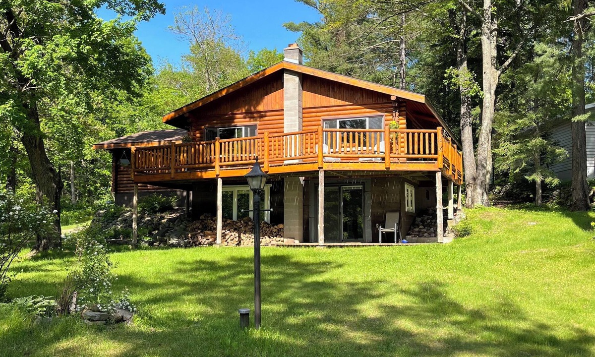 Merrill House | Wisconsin River Getaway. Large yard and shoreline. Pet friendly.