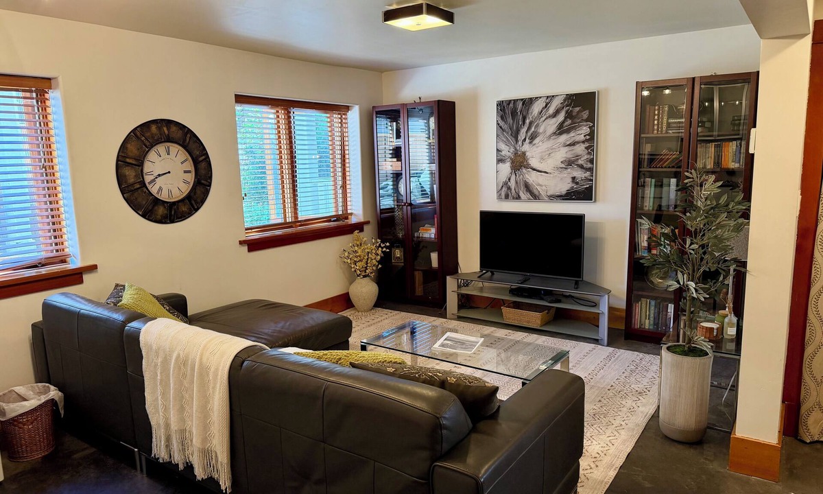 Fairfield Apartment | Wonderful 2 bedroom/2 bath fully furnished suite steps from the Ocean