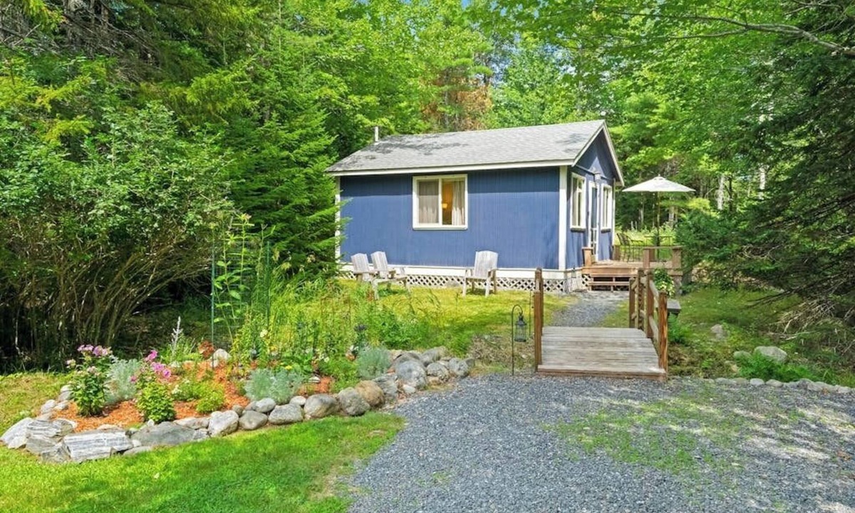 Mount Desert Cabin | Woodland Home near Long Pond w/Spacious Living Area, Full Kitchen & Deck