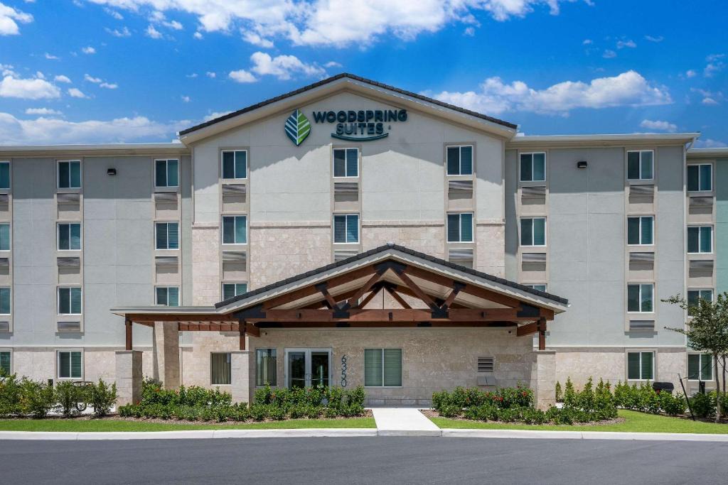 West Palm Beach Hotel | WoodSpring Suites West Palm Beach