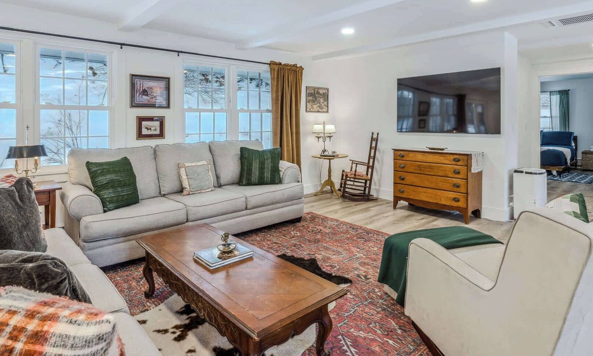 Woodstock House | Woodstock Way Ranch on Private Wooded Acres