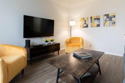 Cleveland Heights Villa | Yellow Harmony Near Cleveland Clinic & Downtown