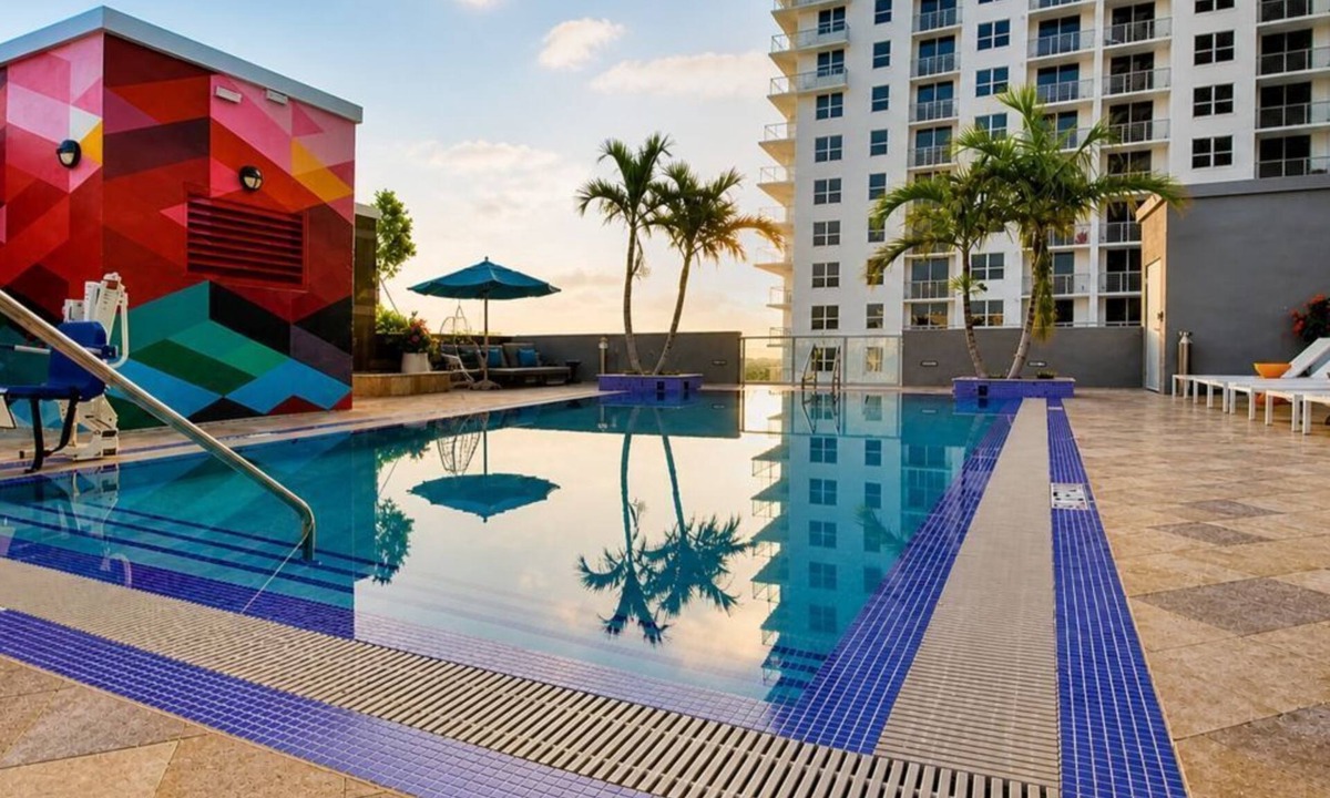 Downtown Hollywood Condo | Your Modern Retreat – 2BR with Pool & Gym
