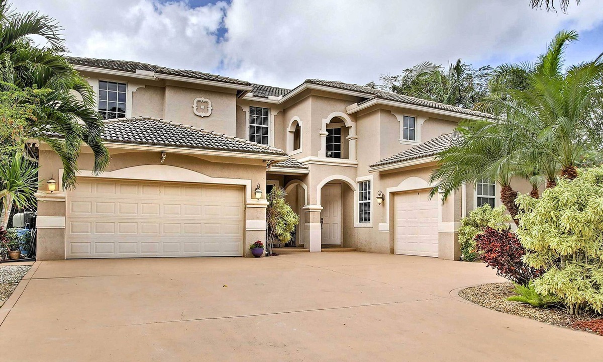 Jupiter Farms Villa | Your own Spanish villa away from home!