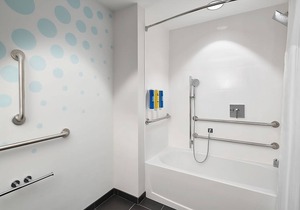2 Gorgeous Units, Parking, Near Sheridan Square Shopping Center! Free Breakfast