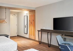 2 Roomy Units, Close to Frost Park and Tigertail Lake Park! Breakfast Included!