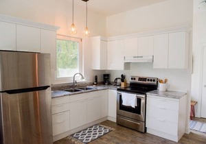AndersonLane Garden Suite l Beach Access I Kitchen