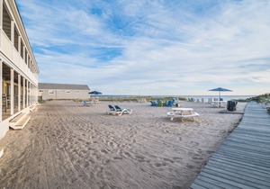 Oceanfront suite with bay views, full kitchen, balcony, AC, & firepit