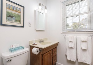 Walk To Beaches, Main Street, and Harbor. 2BR Cottage. Quiet Area. Captain Gosnold Village 8AB