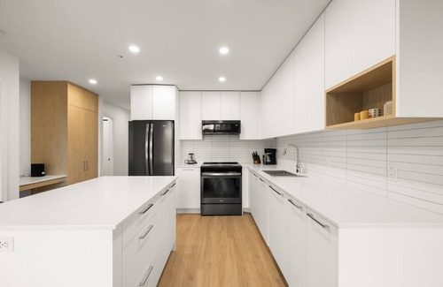 Victoria Condo | 1 bed and den condo in great location, Parking