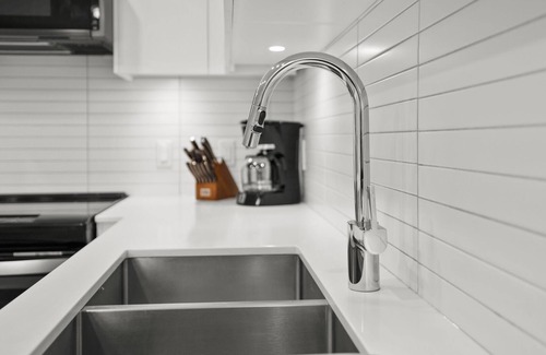 Victoria Condo | 1 bed and den condo in great location, Parking