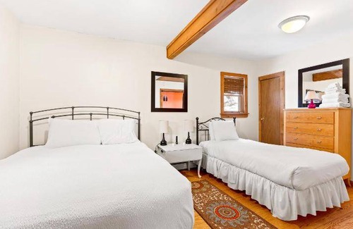 Warrensburg House | 107 m² House ∙ 2 bedrooms ∙ 8 guests