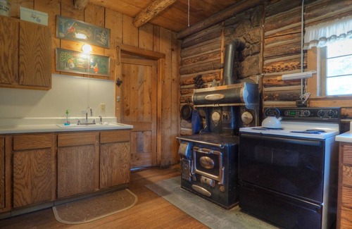 Estes Park Cabin | 122 m² Cabin ∙ 2 bedrooms ∙ 6 guests