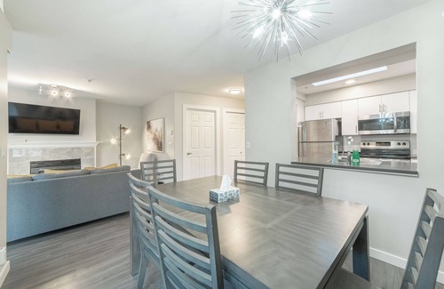 Fairview Condo | 2 Bedroom 2 Bathroom Condo Walkable to Granville Island near Vancouver Hospital
