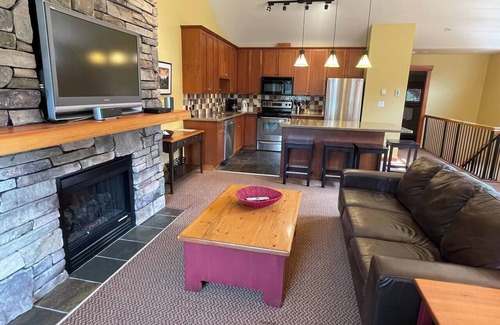 East Kootenay Condo | 5 Min. Drive to the Resort & Fernie. Hot Tub