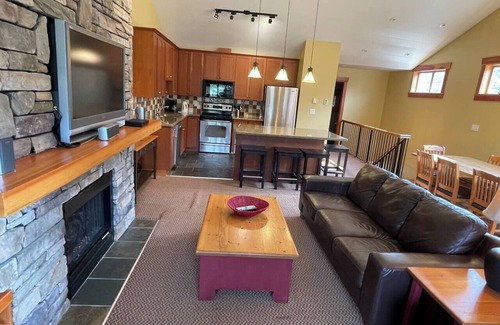 East Kootenay Condo | 5 Min. Drive to the Resort & Fernie. Hot Tub