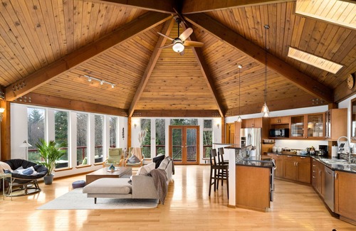 Juan de Fuca Electoral Area House | ✦ A serene coastal retreat w/hot tub ♨, large yard, wraparound deck, firepit