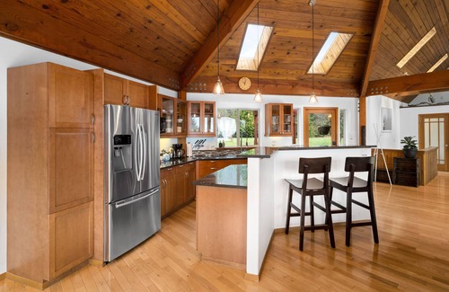 Juan de Fuca Electoral Area House | ✦ A serene coastal retreat w/hot tub ♨, large yard, wraparound deck, firepit