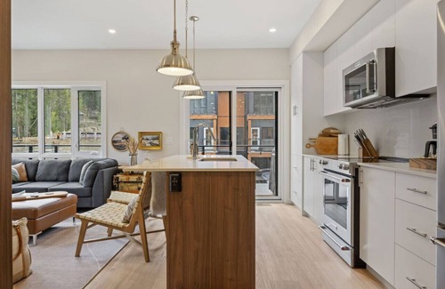 East Kootenay Apartment | Aurora Peak | Hot Tub | Slope-Side | Fireplace