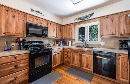 Estes Park House | Bear House – Spacious Home with Hot Tub, Near Downtown Estes Park – EV #3073
