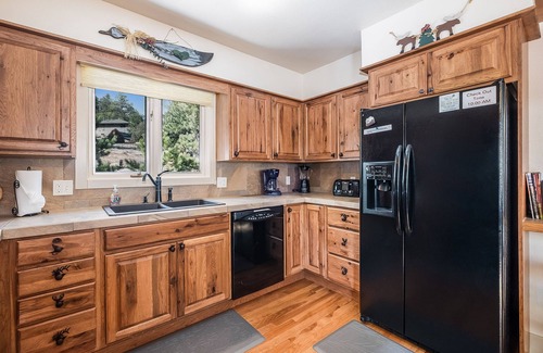 Estes Park House | Bear House – Spacious Home with Hot Tub, Near Downtown Estes Park – EV #3073