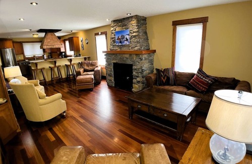 East Kootenay Ski Chalet | Bedrooms Galore Hottub Short Flat Walk to Lift