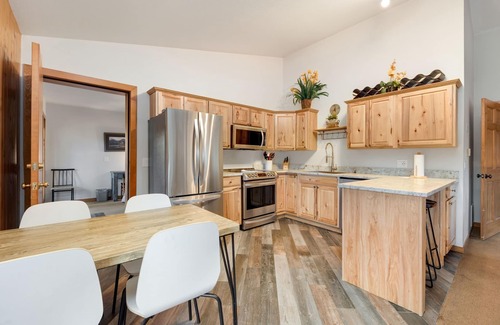 Estes Park Condo | C3 Deluxe Condo W/Two Balconies & Mountain View