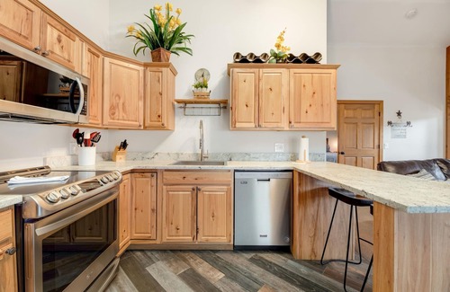 Estes Park Condo | C3 Deluxe Condo W/Two Balconies & Mountain View