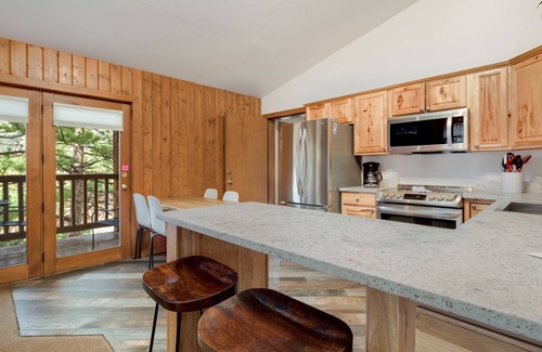 Estes Park Condo | C3 Deluxe Condo W/Two Balconies & Mountain View