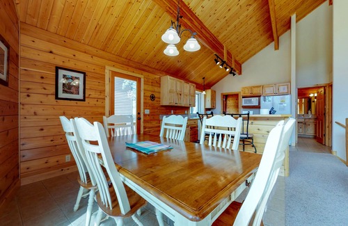 Estes Park Cabin | Charming updated cabin with full kitchen, WiFi, central AC, fireplace & deck