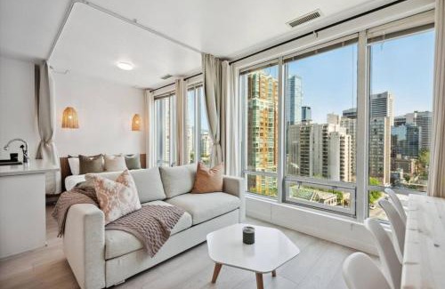 Downtown Vancouver Apartment | Cityview Suite near Robson Square and Canada Place for 6 Guests