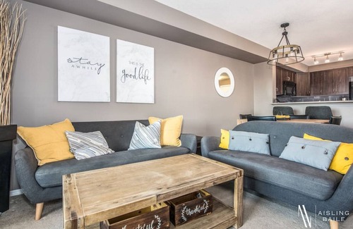 East Kootenay Apartment | ⭐Contemporary⭐ | Cozy | Pool/Hot Tub | Lake Front
