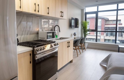 South Newton Apartment | Downtown Condo near Vancouver Skytrain