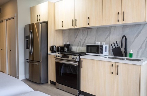 South Newton Apartment | Downtown Condo near Vancouver Skytrain