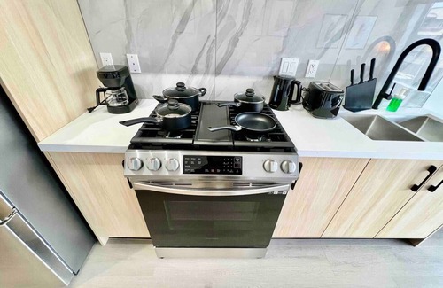 South Newton Apartment | Downtown Condo near Vancouver Skytrain