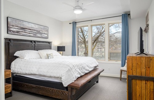 Vernon Condo | Executive Lakefront Townhouse, 4 bed, 4 bath, pool, hot tub, 2 boat slips