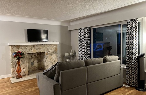 Victoria House | Family Fun Place .Central Location to Victoria/ Malahat /Langford