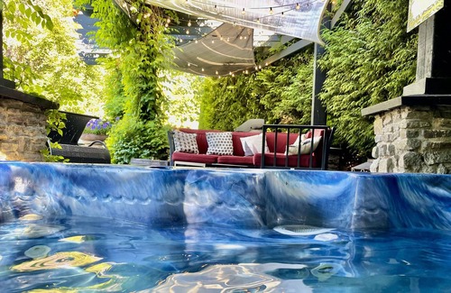 Surrey House | Glamping - Pool & Hot Tub!