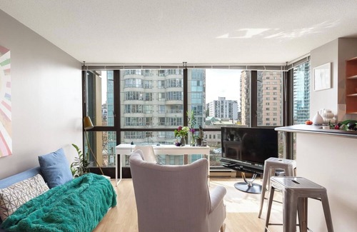 West End Condo | Ideal Location - Stanley Park, Robson Street, Cruise Port. Gym + Sauna + More!