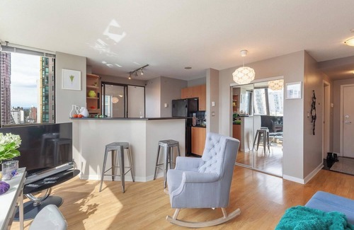 West End Condo | Ideal Location - Stanley Park, Robson Street, Cruise Port. Gym + Sauna + More!