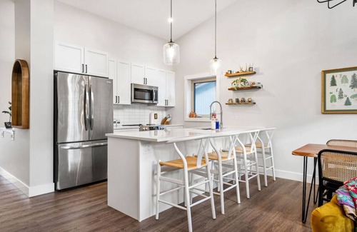 East Kootenay Apartment | Juniper | Beach Access | Sports Court | Deck | BBQ