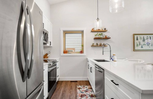 East Kootenay Apartment | Juniper | Beach Access | Sports Court | Deck | BBQ