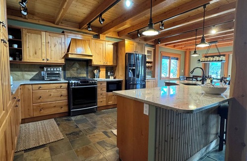 East Kootenay House | Lakeview Lodge | Beach | Mooring Buoy | Hot Tub