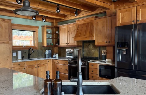 East Kootenay House | Lakeview Lodge | Beach | Mooring Buoy | Hot Tub